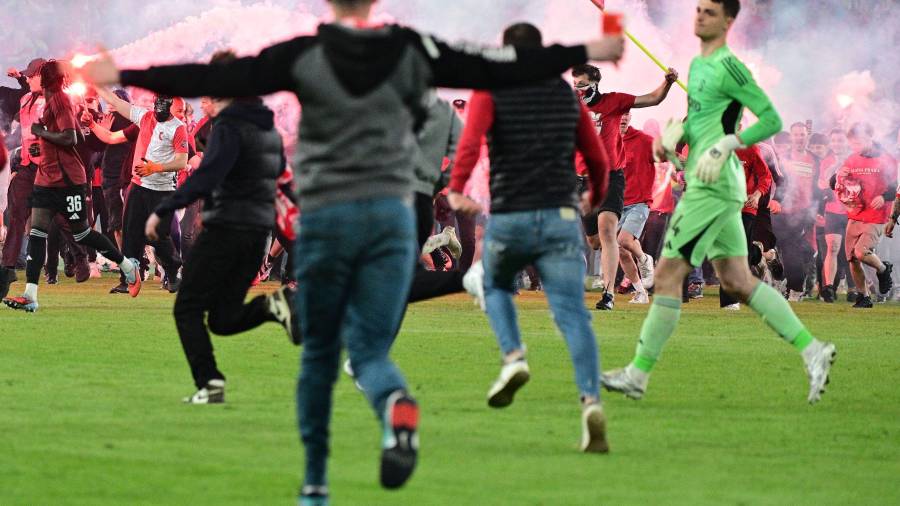 Aficionados del Slavia de Praga invadieron la cancha antes del final del clásico ante Sparta, provocando la suspensión del partido que podía definir el título de la liga checa.