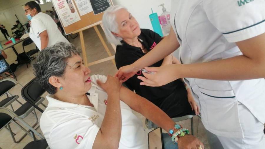 Adultos mayores reciben la dosis preventiva contra enfermedades respiratorias.