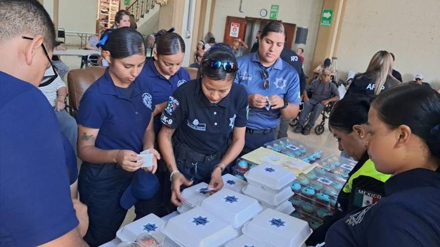 Elementos de distintos agrupamientos de la Policía Municipal compartieron alimentos con los residentes de El Buen Samaritano por el Día del Abuelo.