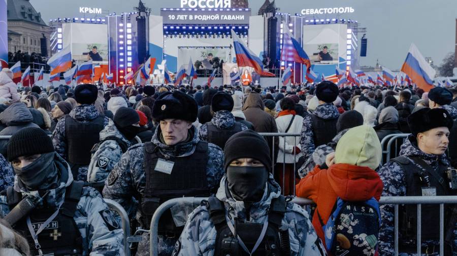 Los crecientes ataques con drones, la escasez de combustible y los cortes de electricidad en Crimea, la región anexionada ilegalmente por Rusia, son algunos de los factores que aumentan la presión sobre el presidente Vladimir V. Putin.