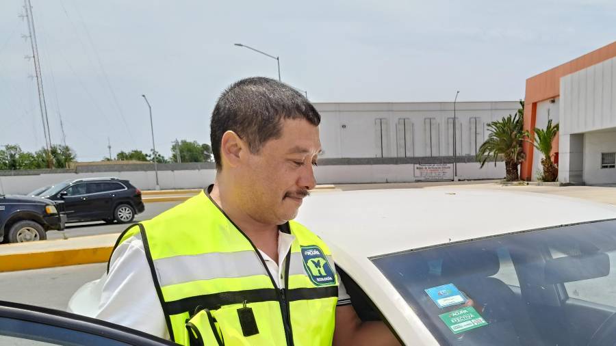 Automovilistas acuden a centros de verificación para obtener su engomado ecológico.