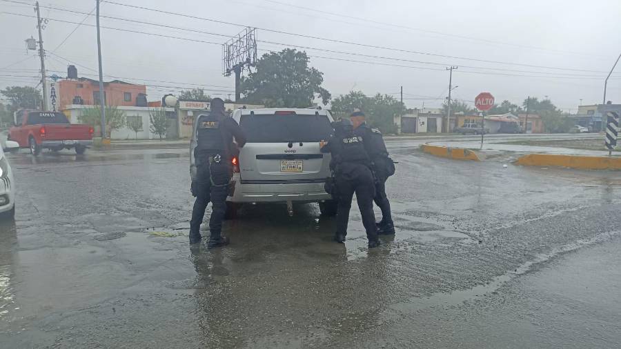 Durante las contingencias por lluvias, policías estatales auxilian a personas que enfrentan dificultades para salir de zonas inundadas.