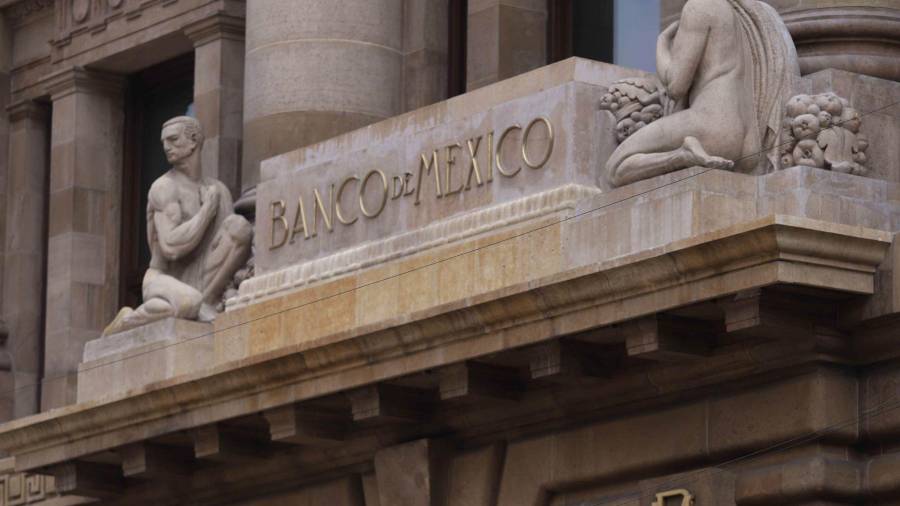 La mayoría de la Junta de Gobierno señaló que la inflación general disminuyó al 4.45% en el mes de abril tras haberse disparado al 4.63% en la primera quincena de marzo.