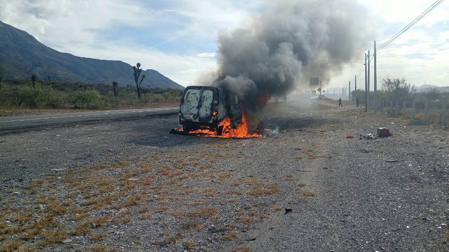Elementos del cuerpo de bomberos acudieron al lugar para mitigar el fuego.
