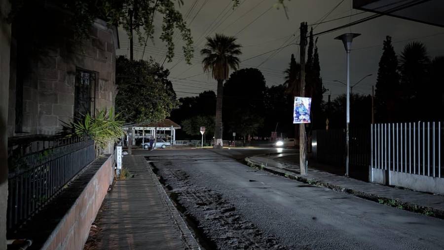 La falta de energía eléctrica dejó sin alumbrado ni semáforos varias calles del Centro Histórico de Saltillo durante la tarde y noche del viernes.