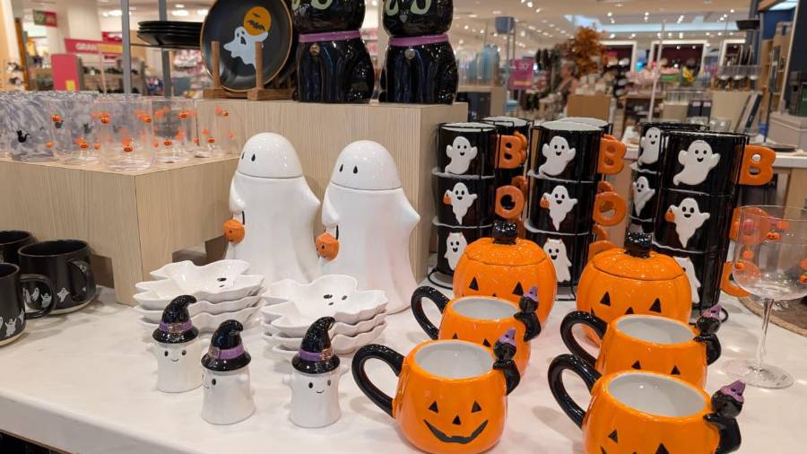 En Liverpool ya se encuentran exhibidos artículos para Halloween, desde figuras decorativas y calabazas, hasta accesorios temáticos, pese a que la celebración aún está a más de tres meses.