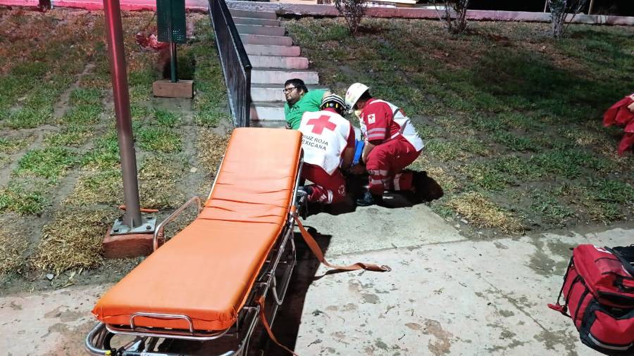 Paramédicos de la Cruz Roja acudieron al sitio para brindar atención prehospitalaria al afectado, quien presentaba una lesión en una de sus extremidades inferiores y posteriormente fue trasladado a una institución médica.