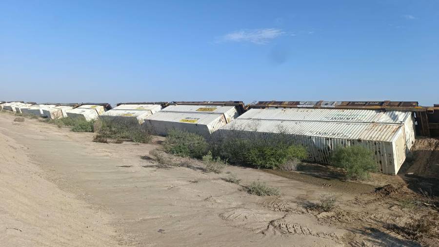 Las estructuras metálicas quedaron retorcidas sobre las vías tras el accidente ferroviario.