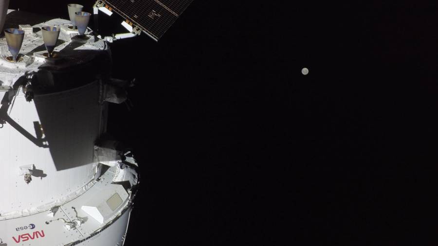 Esta imagen proporcionada por la NASA muestra la nave espacial Orión con la Luna a lo lejos, captada por una cámara ubicada en la punta de uno de sus paneles solares.