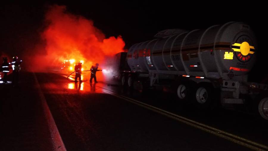La unidad siniestrada quedó detenida sobre el acotamiento del kilómetro 43 del Libramiento Norponiente, luego de que el operador detectara el fuego y tratara de controlarlo sin éxito utilizando un extintor.