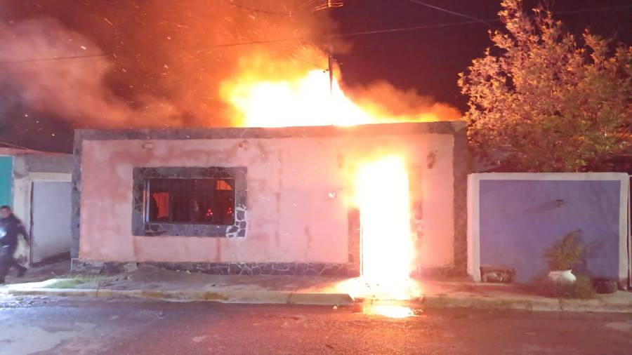 Vecinos del sector alertaron a través de grupos de WhatsApp sobre las intensas llamas que salían por las ventanas y el techo del inmueble, situación que generó preocupación entre los habitantes de la zona.