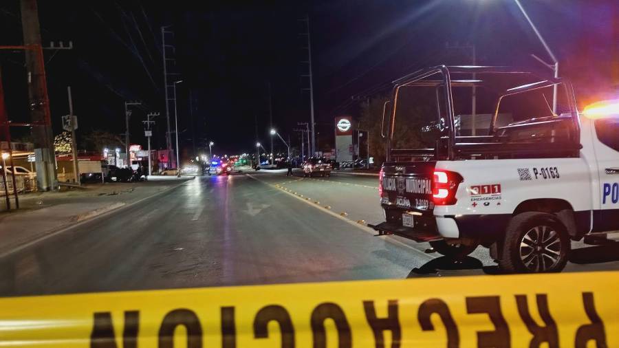 Elementos periciales acordonaron el área donde Miguel ¨N¨ quedó tendido tras la agresión ocurrida afuera del bar.