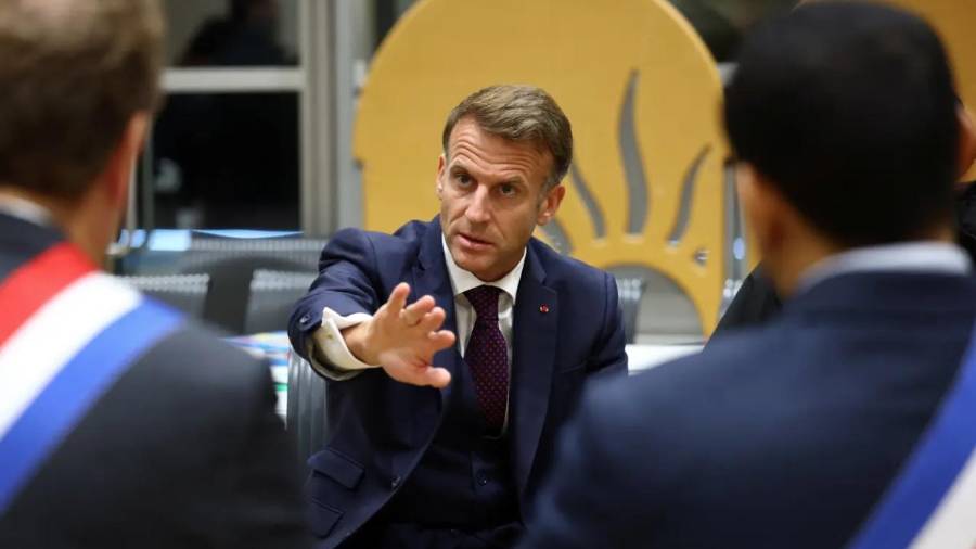 El presidente francés, Emmanuel Macron, pidió la prohibición de todas las manifestaciones que no estuvieran organizadas por los sindicatos e instó a que se restableciera la calma.