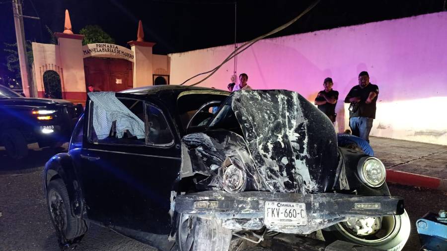 Bomberos de Parras trabajaron durante aproximadamente 30 minutos para liberar al joven conductor que quedó prensado entre los restos del Volkswagen “Bocho”.