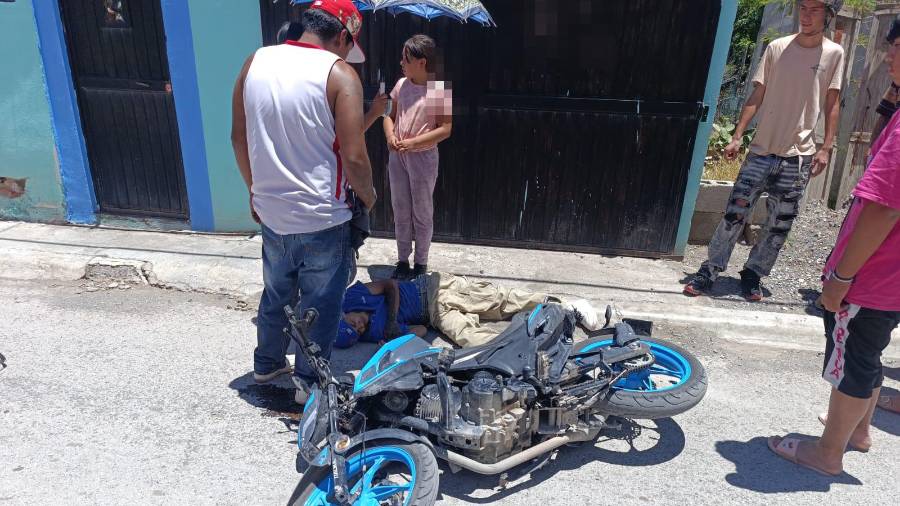 Tras el impacto, el conductor de la motocicleta presentó posibles fracturas, mientras que su acompañante resultó con golpes leves y fue atendido en el lugar del percance.