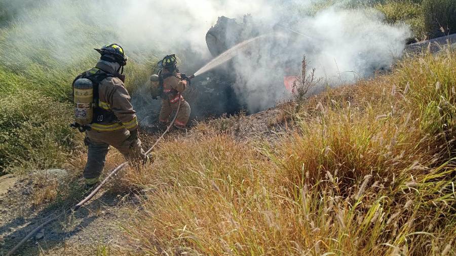 El vehículo salió de la carretera y cayó a un barranco de aproximadamente tres metros de profundidad.