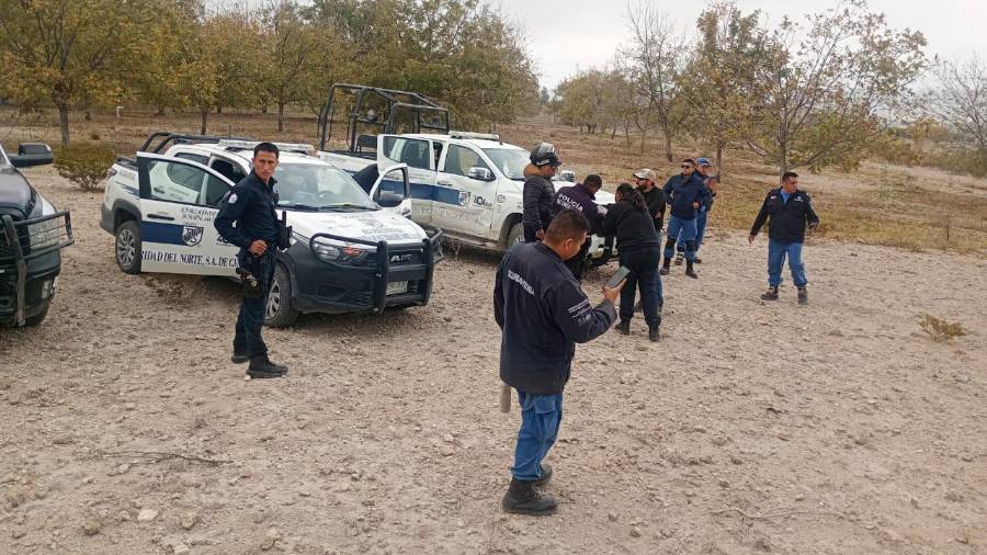 Las autoridades inspeccionaron el área donde los presuntos ladrones fueron sorprendidos.
