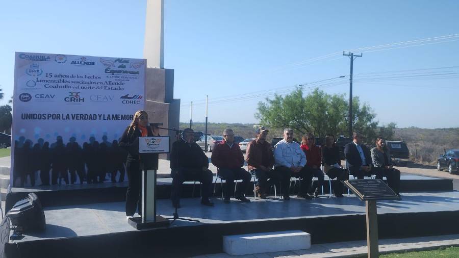 Durante la ceremonia, familiares de desaparecidos exigieron que la verdad se mantenga viva.