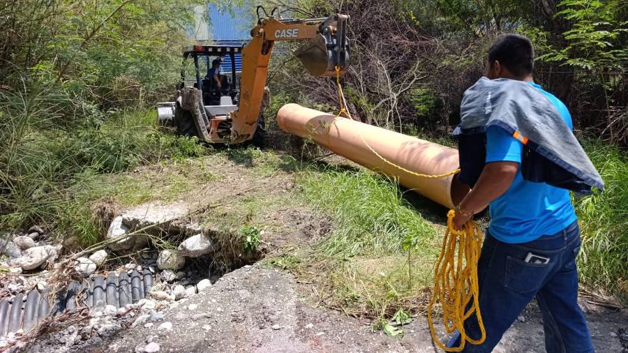 Trabajadores de Simas atendieron un reporte de drenaje tapado; el organismo señaló que parte de la red cruza por terrenos de AHMSA.