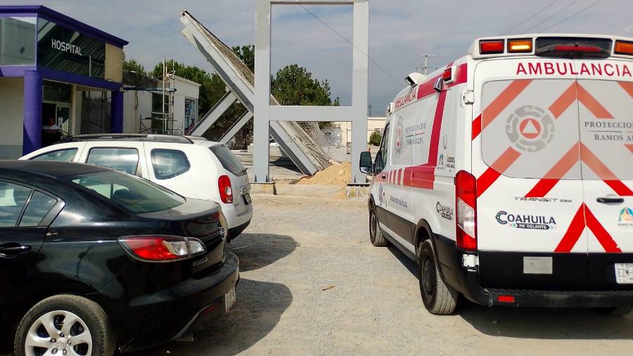 Cuatro trabajadores se encontraban sobre la estructura cuando ocurrió el accidente; tres lograron saltar antes del colapso.