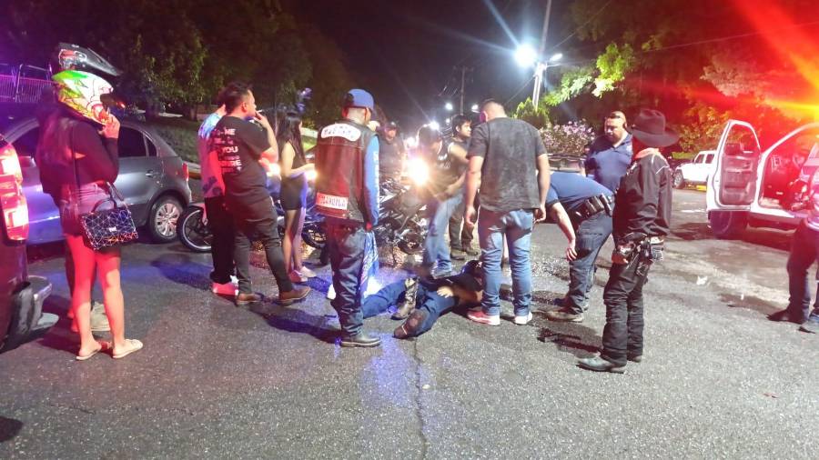 Las primeras versiones señalan que el motociclista circulaba a exceso de velocidad y presuntamente ignoró la luz roja de un semáforo antes de impactarse contra el vehículo con placas del estado de Durango.