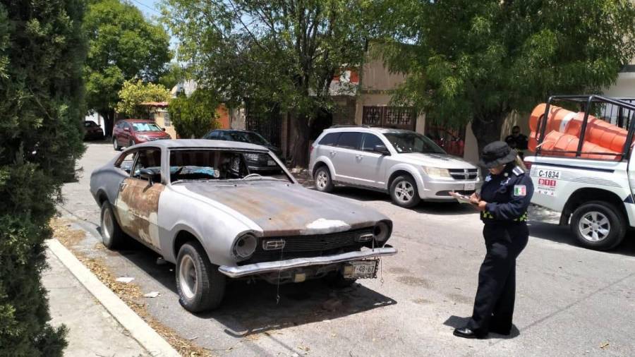 Autoridades municipales mantienen un operativo donde reciben denuncias sobre autos abandonados en plena vía pública.