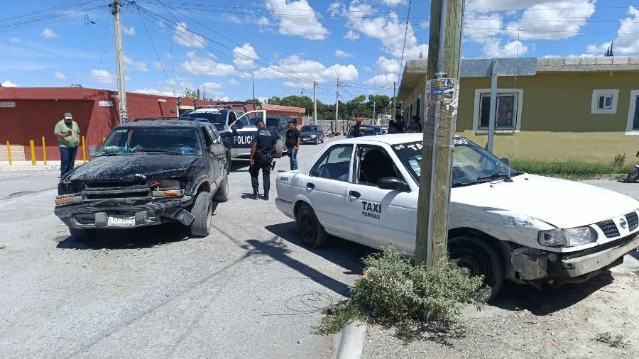 El taxi terminó incrustado contra un poste de concreto tras el fuerte impacto.