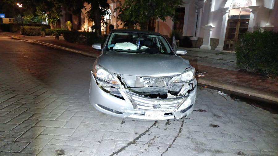 Un automóvil terminó con severos daños en la parte frontal luego de impactarse contra una barda durante la madrugada del domingo.