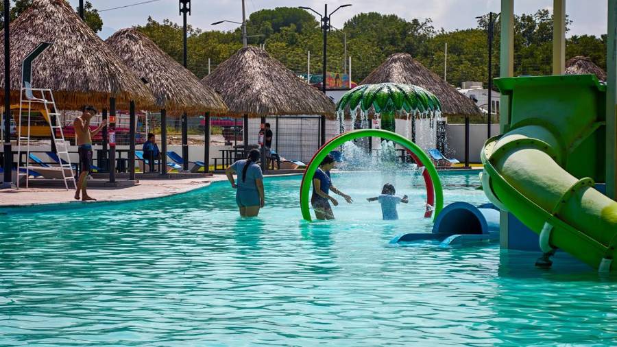 Familias de Ramos Arizpe aprovechan las instalaciones del parque acuático durante los días de descanso.