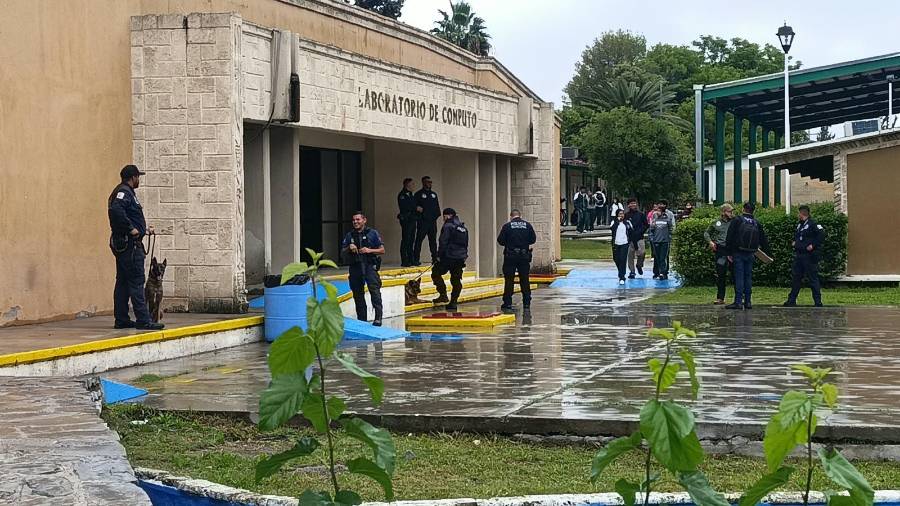 Elementos de distintas corporaciones participaron en el operativo sorpresa realizado este lunes en el CBTA 21 de Parras.