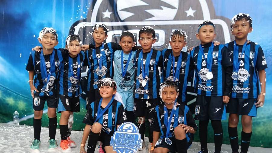 Niños de la Academia Querétaro Saltillo-Nike entrenan bajo el calor de la tarde en el Biblioparque Nogales rumbo a sus sueños futbolísticos.