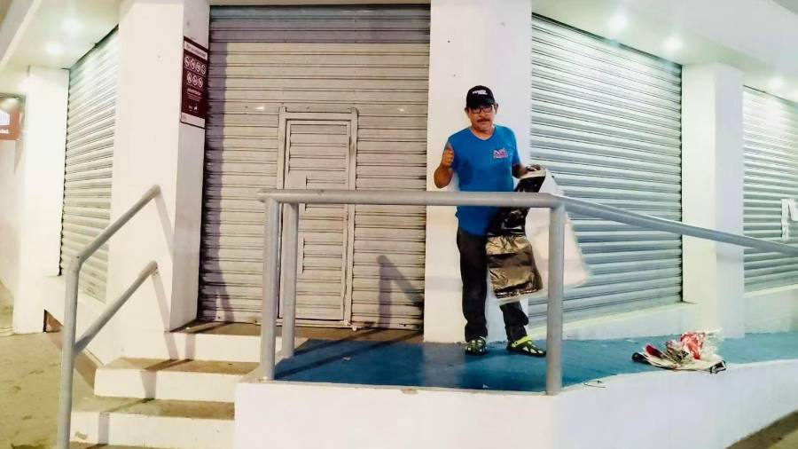 Los carteles y mantas colocados durante la huelga fueron retirados de las instalaciones del Nacional Monte de Piedad.