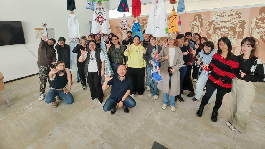 Estudiantes de la Licenciatura en Artes Plásticas de la UAdeC confeccionaron capas infantiles como un gesto de solidaridad y acompañamiento para niñas y niños en tratamiento médico.