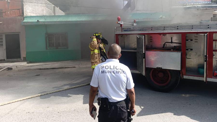 Bomberos y cuerpos de emergencia trabajaron para controlar el incendio registrado en una vivienda de la zona centro.