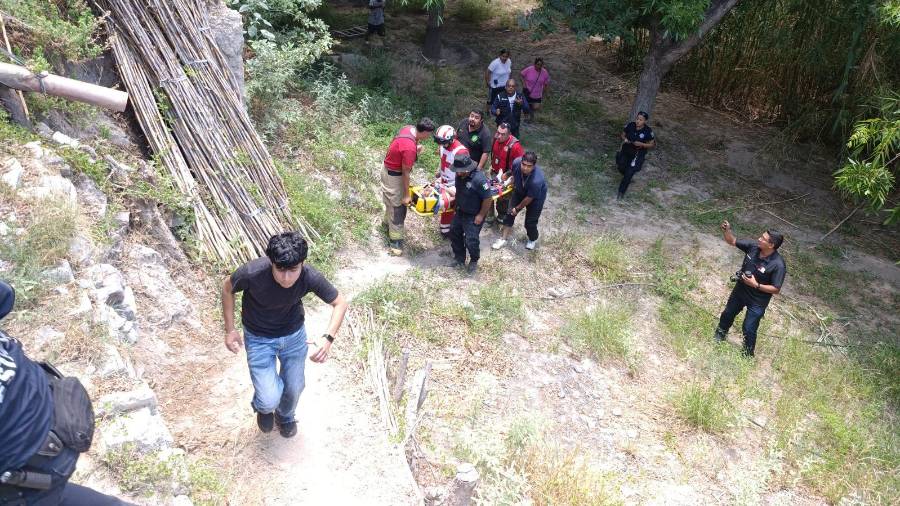 Elementos de Bomberos, Cruz Roja y corporaciones de seguridad descendieron al arroyo Guadalupe para auxiliar al hombre de 58 años.