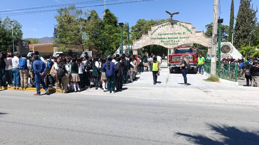 Más de 700 estudiantes y docentes del CBTA 21 participaron en un simulacro de derrame químico, como parte de las acciones de prevención en el plantel.