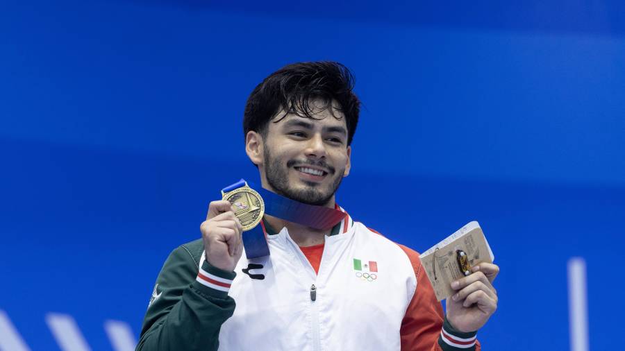 Jorge Cárdenas aportó dos medallas para México en el levantamiento de pesas al conquistar el oro en la modalidad de arranque y la plata en envión de la categoría de 71 kilogramos.