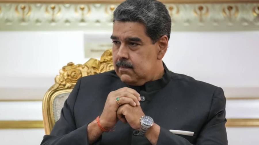 “Venezuela está completamente rodeada por la Armada más grande jamás reunida en la historia de Sudamérica”, añadió Trump.