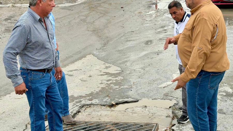 El alcalde Tomás Gutiérrez Merino supervisó zonas afectadas por las lluvias en Ramos Arizpe.