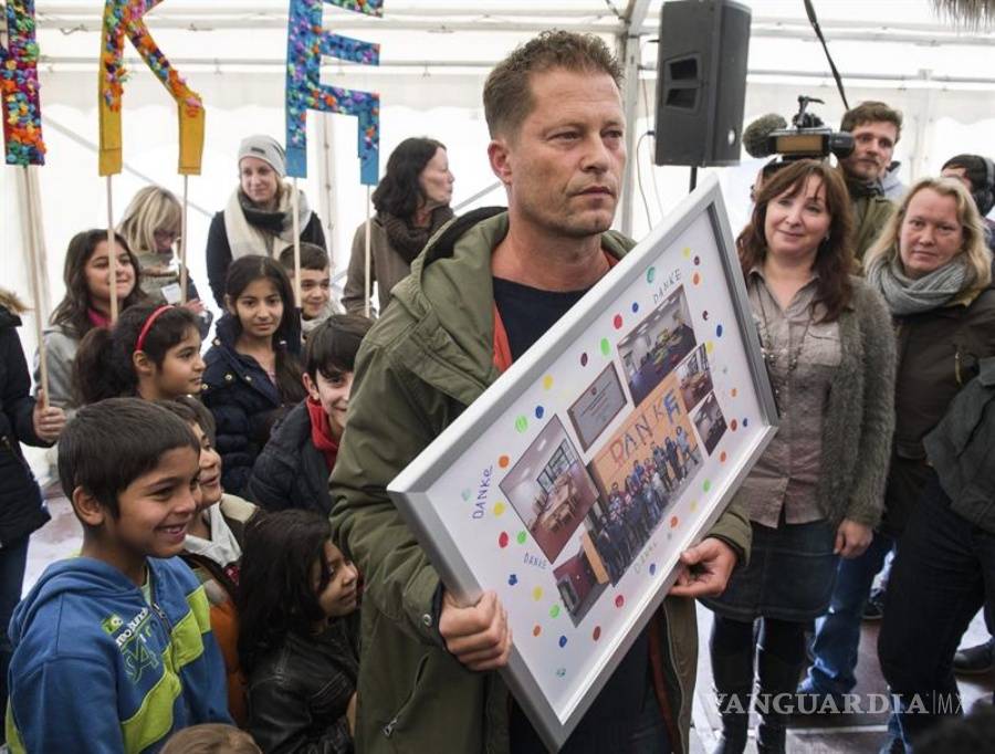 $!Til Schweiger inaugura guardería para refugiados en Alemania