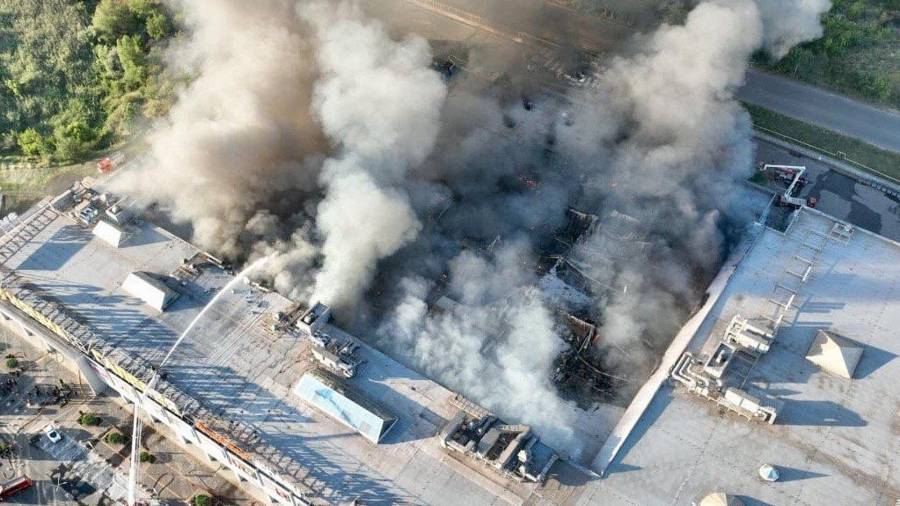 En esta imagen, distribuida por la administración militar ucraniana, bomberos trabajan en la extinción de un incencio en un centro comercial tras un ataque ruso con drones en Krivói Rog, Ucrania.