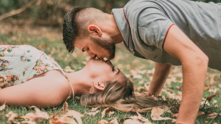 Prepárate para una experiencia de beso que te dejará sin aliento y te dejará anhelando más.