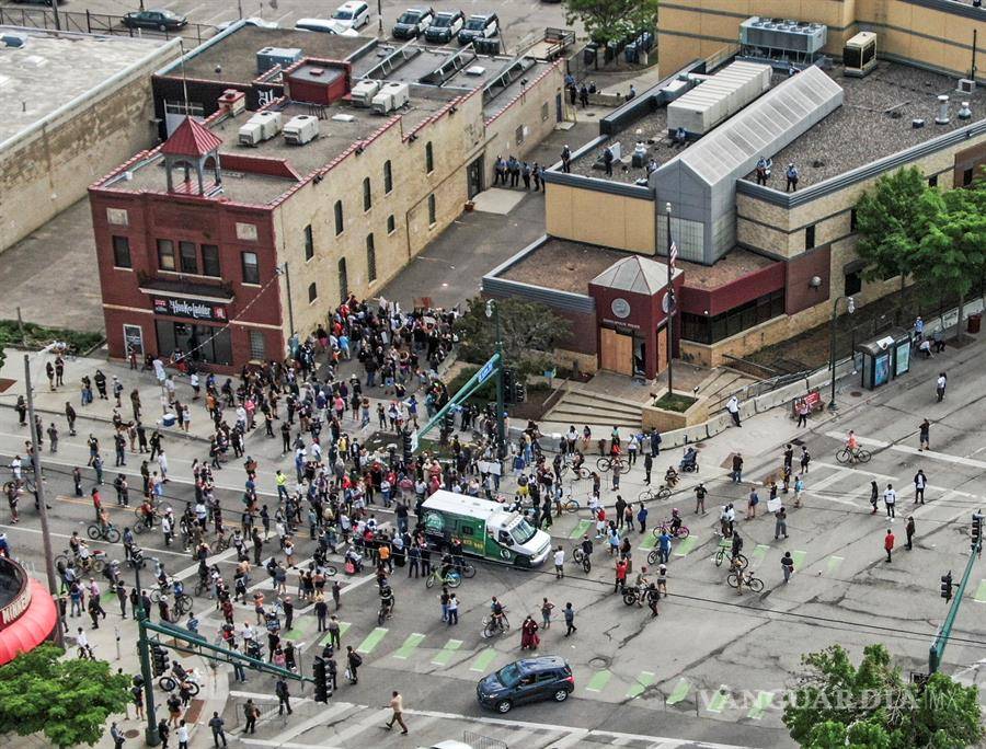 $!Violentas protestas y saqueos en Minneapolis por la muerte de George Floyd por abuso policial (fotos)