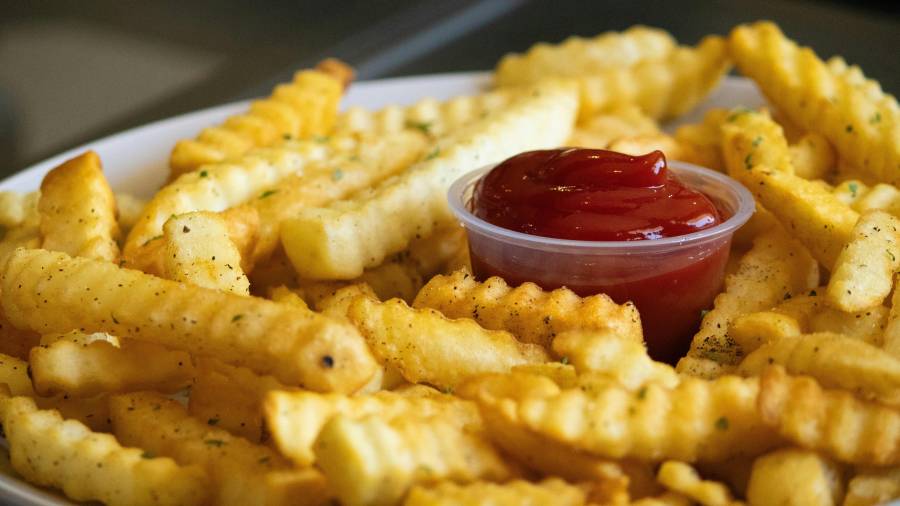 Cuidar los riñones no implica eliminar alimentos de forma radical, sino moderar, elegir mejor y entender cómo la dieta influye.