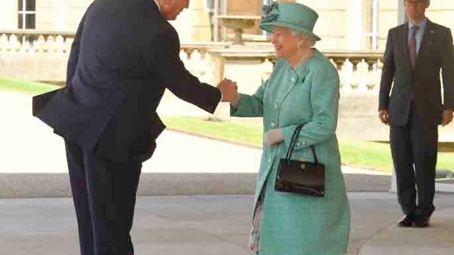 El inexplicable saludo de Trump a la reina de Inglaterra