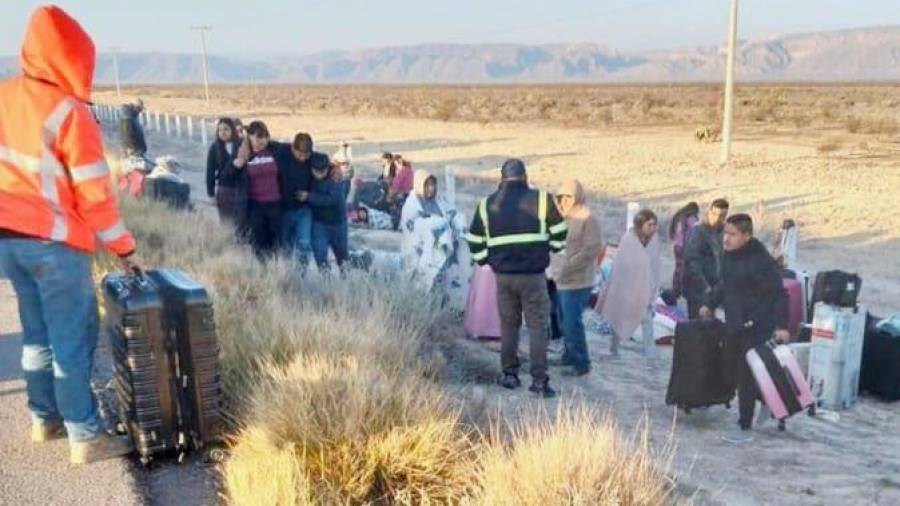 Personal de emergencia aparece atendiendo el siniestro en la carretera federal.