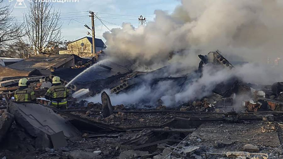 En esta imagen proporcionada por el Servicio ucraniano de Emergencias, personal de emergencias trabaja para extinguir un incendio tras el impacto de un cohete ruso en Leópolis, Ucrania, el domingo 17 de noviembre de 2024. FOTO: AP.