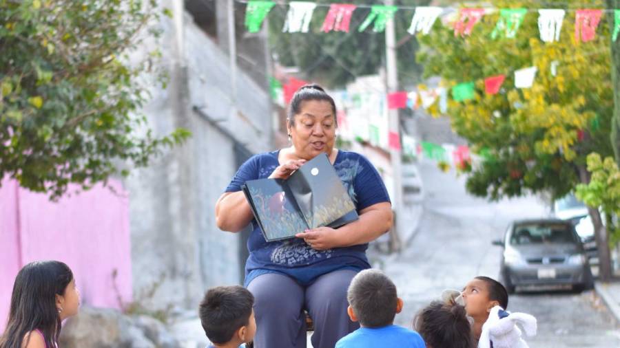 Paty lee a niños de la colonia El Tanquecito en su sala de lectura ‘Destellos de Alegría’.