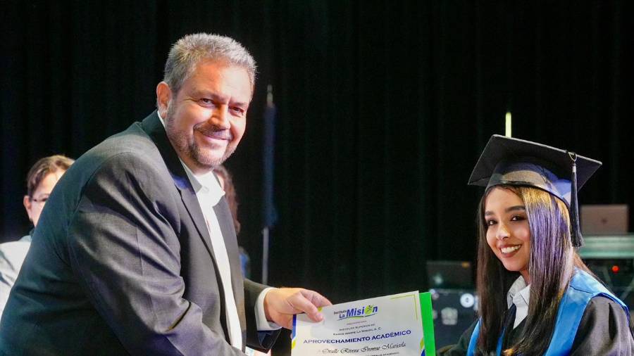 El alcalde Tomás Gutiérrez Merino asistió como padrino de la XVII Generación del Instituto La Misión.