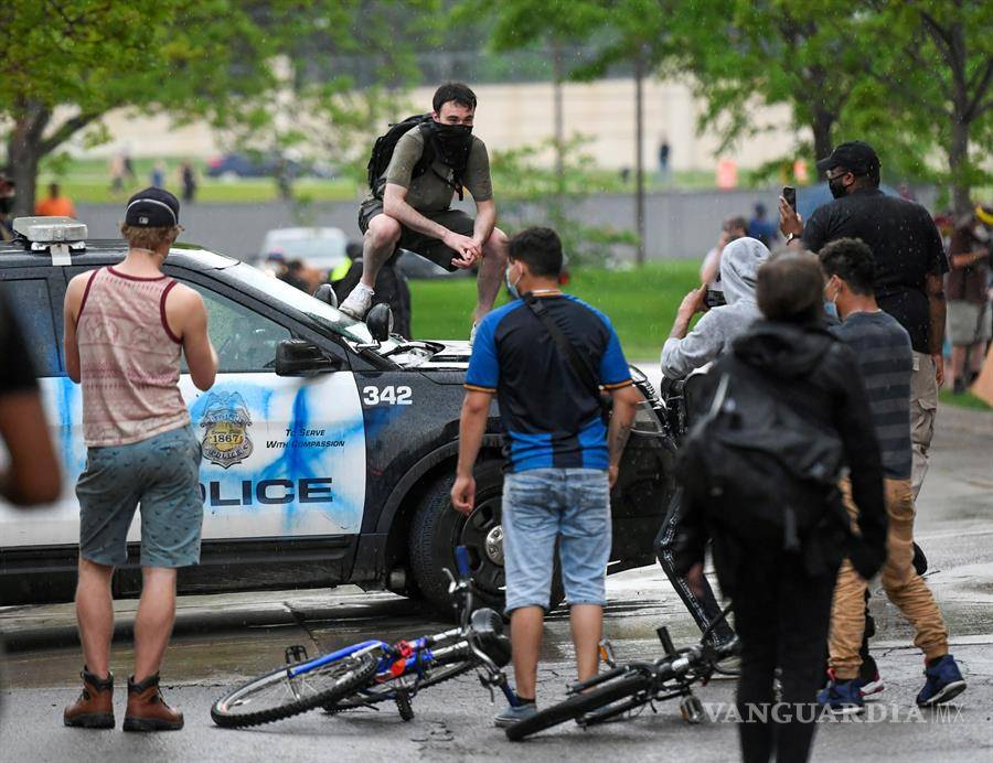$!Violentas protestas y saqueos en Minneapolis por la muerte de George Floyd por abuso policial (fotos)